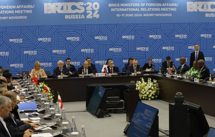 Relato de dos cumbres….la elitista y belicista G7 y los pacifistas multipolares BRICS