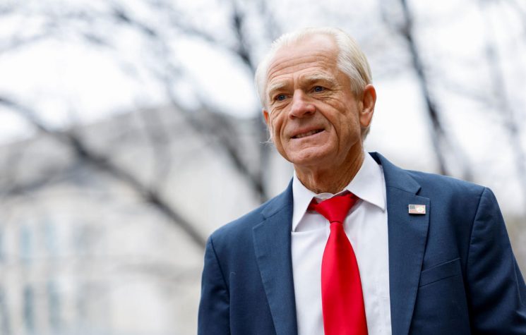 Navarro: dazi e rilancio della manifattura interna contro i dogmi del liberismo globalista